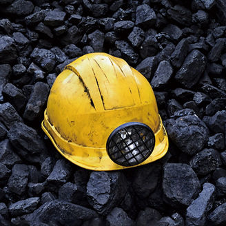 Japanese alt text: 石炭とヘルメット
