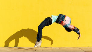 Japanese alt text:黄色の壁でバク転