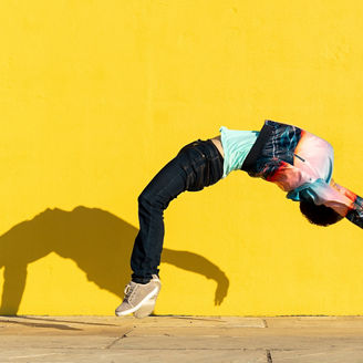 Japanese alt text:黄色の壁でバク転