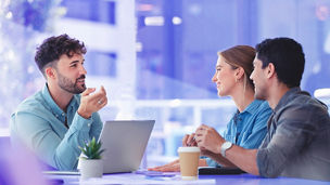 チームの発言者の意見を聞く人たち