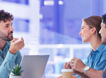 チームの発言者の意見を聞く人たち