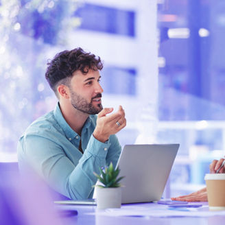 チームの発言者の意見を聞く人たち