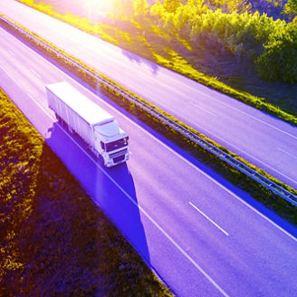 Japanese alt text: 道路を走る大型トラック