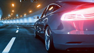 Japanese alt text: 自動車産業変革のアクセルを踏む