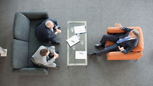 ロビーで会議するビジネスマン