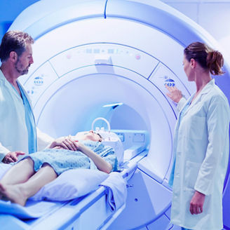 Japanese alt text: CT検査をする2名の医師と患者