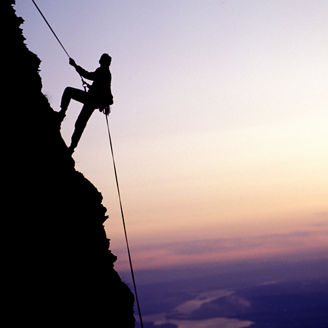 登山家のシルエット
