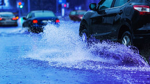 Japanese alt text: 自動車業界の気候変動取組み姿勢と開発投資の状況