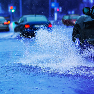 Japanese alt text: 自動車業界の気候変動取組み姿勢と開発投資の状況