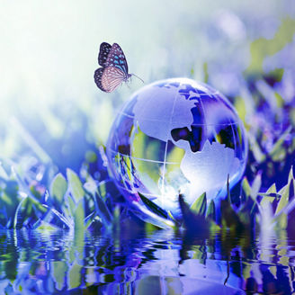 Japanese alt text: ガラスの地球に止まる蝶