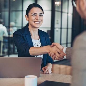 Japanese alt text: 握手をする人たち