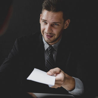 Japanese alt text: 賄賂を渡すビジネスマン