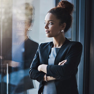 Japanese alt text: 腕を組む女性