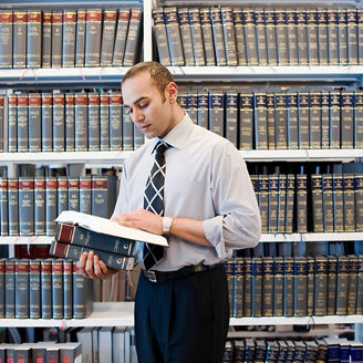 Japanese alt text: 本を読む男性