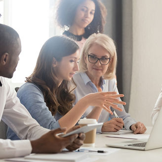 Japanese alt text: 会議中