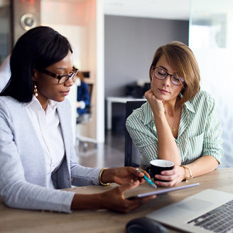 Japanese alt text: 打合せをする人たち