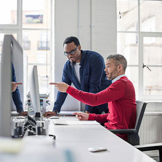 Japanese alt text: 話し合いをしている2人の男性