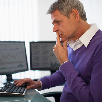 Japanese alt text: パソコンを操作する男性