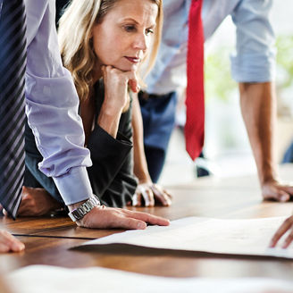 Japanese alt text: 真剣な表情で考えている人