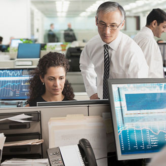 オフィスでパソコンを眺める男女