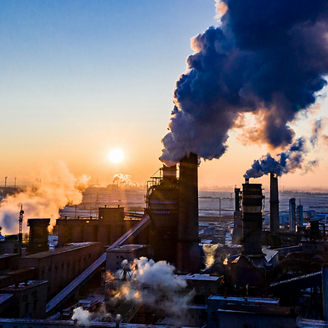 Japanese alt text: 真冬の工業地帯の夕暮れ