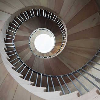 Japanese alt text: 螺旋階段