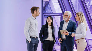 複数名で相談する様子