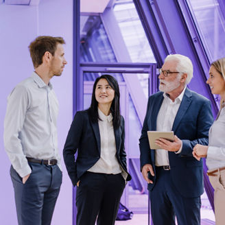 複数名で相談する様子