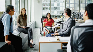 会議をするビジネスマン