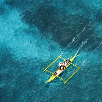 ボートに乗る人々