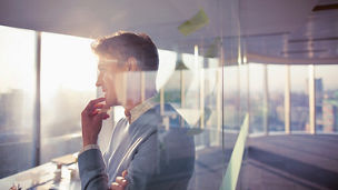 逆光の中で思案する人