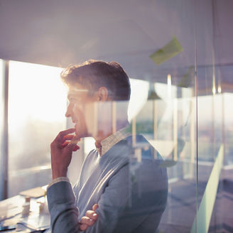 逆光の中で思案する人