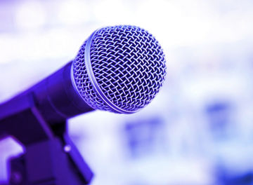 マイクと発表を待つ人々