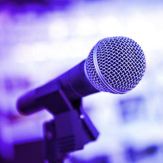 マイクと発表を待つ人々