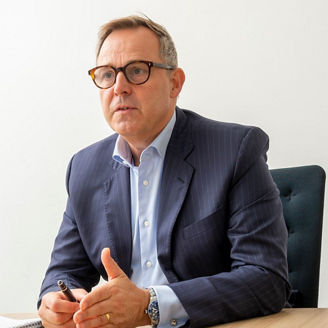 インタビューに答えるKPMGのプロフェッショナル