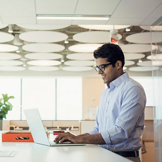 ノートパソコンと男性