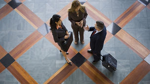 話し合うビジネスマン