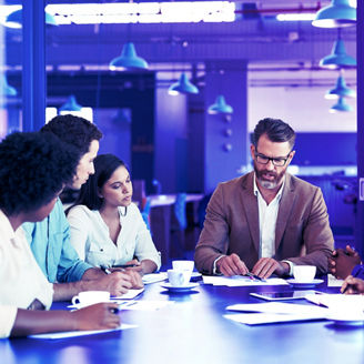 カーテンで仕切られた部屋で会議をするひとびと