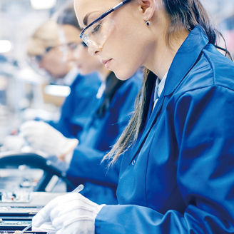 Japanese alt text: 青い作業服の女性達