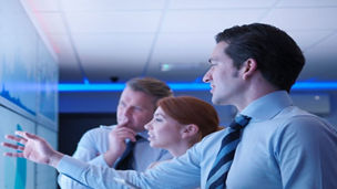 チャートを見る人々