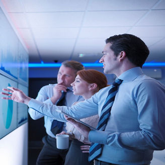 チャートを見る人々