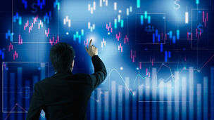 大画面タッチパネルを操作する男性