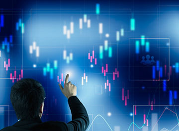 大画面タッチパネルを操作する男性