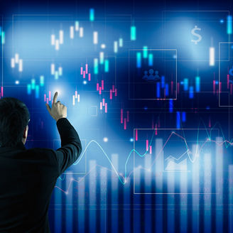 大画面タッチパネルを操作する男性