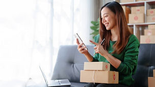 Japanese alt text: ネットショッピングを楽しむ女性