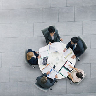 ミーティング中の5人