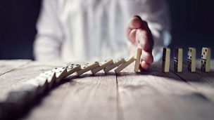 Japanese alt text: ドミノを止める手