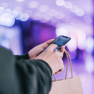 スマートフォンで操作する様子