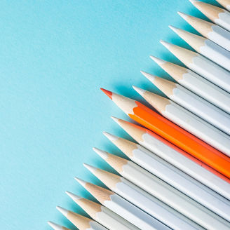 白とオレンジの色鉛筆