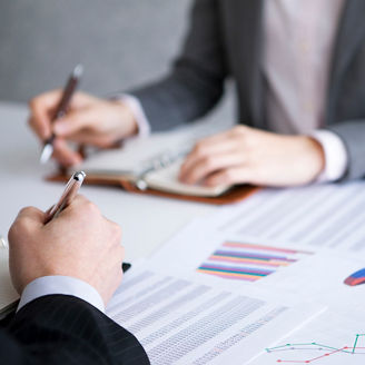 チャートデータを分析するビジネスマン